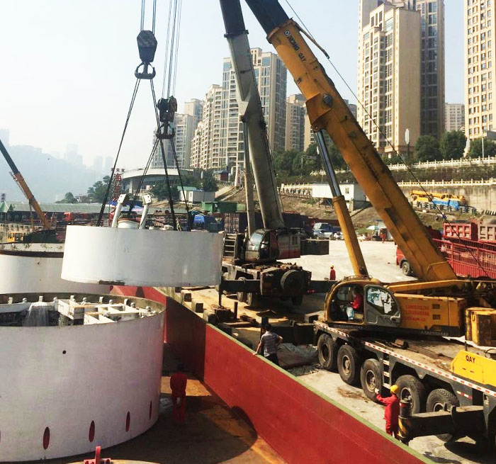 大东吊车作业中