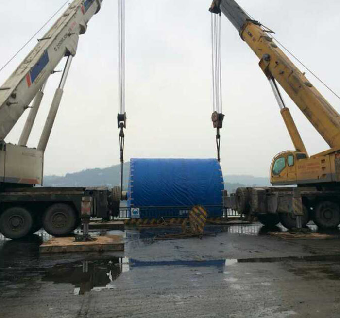 大东吊车正在作业中